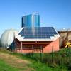 Auf dem Dach der zur Hochlastfaulung gehörenden Maschinenhalle ist eine Photovoltaikanlage installiert, die ebenfalls Energie erzeugt. 